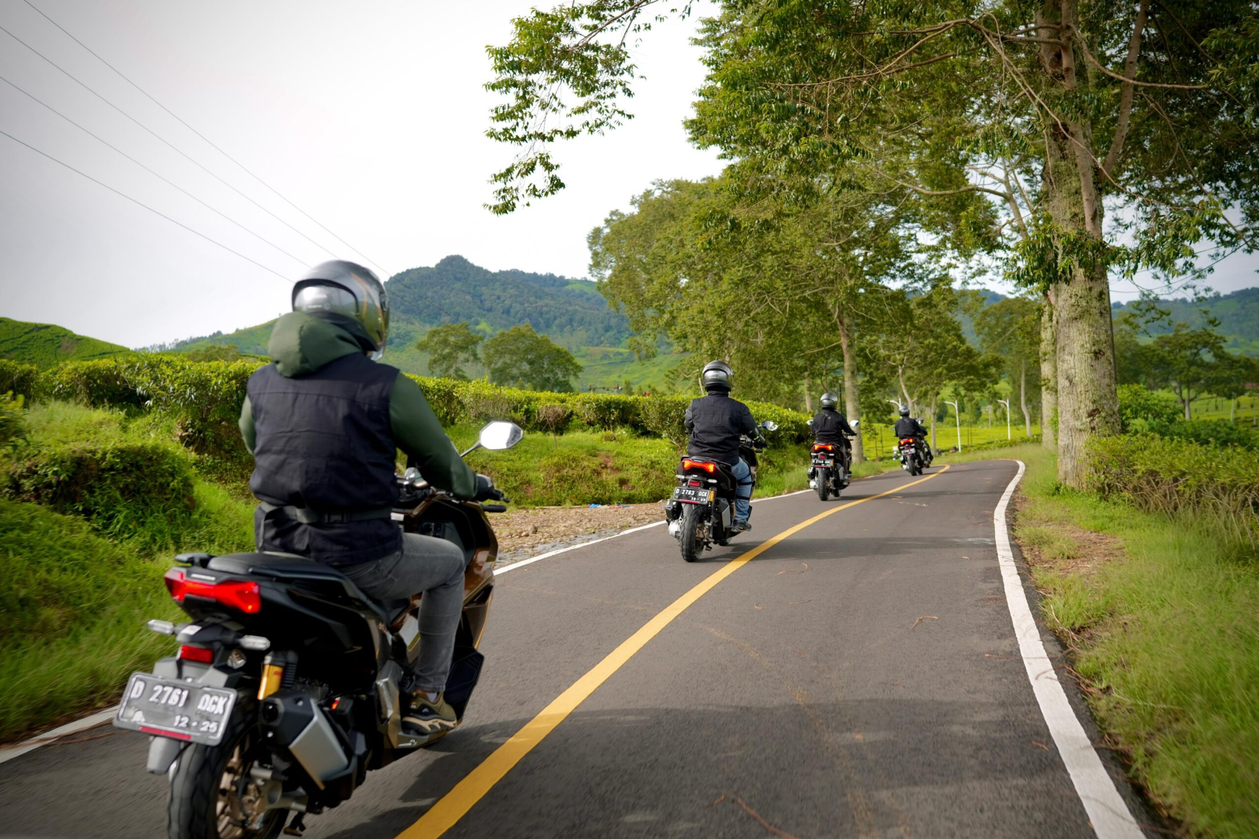 Simak tips aman menyalip bus dan truk, kenali blind spot, jaga jarak, dan terapkan safety riding untuk mengurangi risiko kecelakaan.