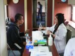 KAI Daop 2 Bandung menghadirkan Rail Clinic di Rancaekek pada Hari Sumpah Pemuda 2026, melayani kesehatan gratis dan menyalurkan bantuan.