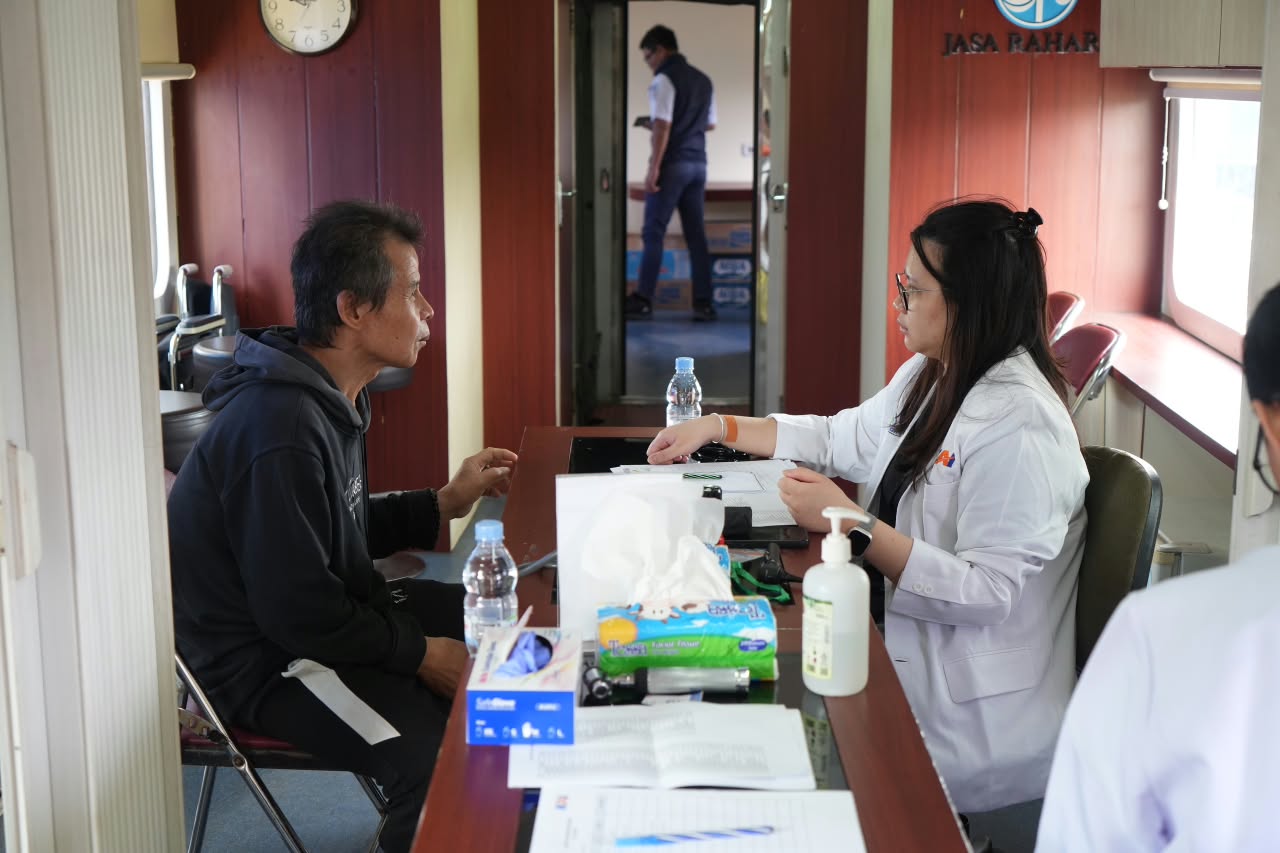 KAI Daop 2 Bandung menghadirkan Rail Clinic di Rancaekek pada Hari Sumpah Pemuda 2026, melayani kesehatan gratis dan menyalurkan bantuan.