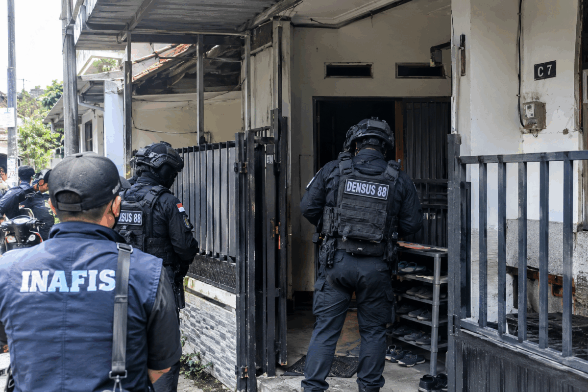 Densus 88 Geledah Kontrakan di Antapani Bandung, Sejumlah Barang Diamankan